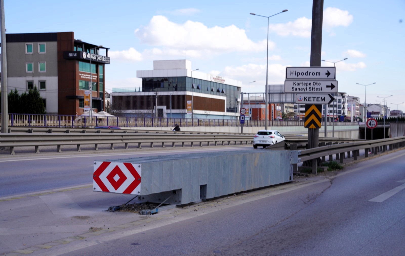 Büyükşehir’den kritik kavşaklara çarpışma yastığı uygulaması