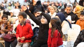 İzmit Kent Meydanı’nda Kardeşlik Sofrası: Ramazan Çadırı’na Yoğun İlgi