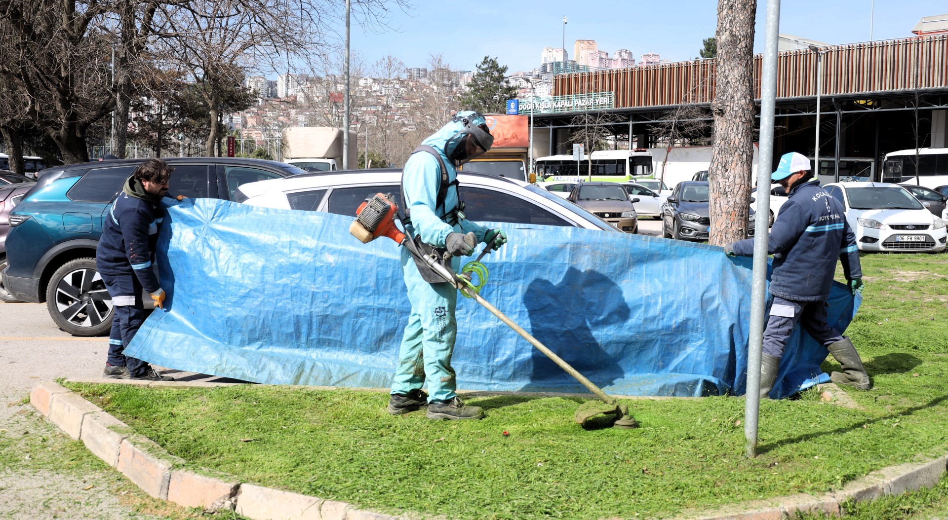 Kocaeli’de Titiz Mesai: Yeşil Alan Bakımında Araçlara Branda Koruması