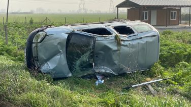 Kartepe’de Korkutan Kaza: Kontrolden Çıkan Hafif Ticari Araç Tarlaya Uçtu