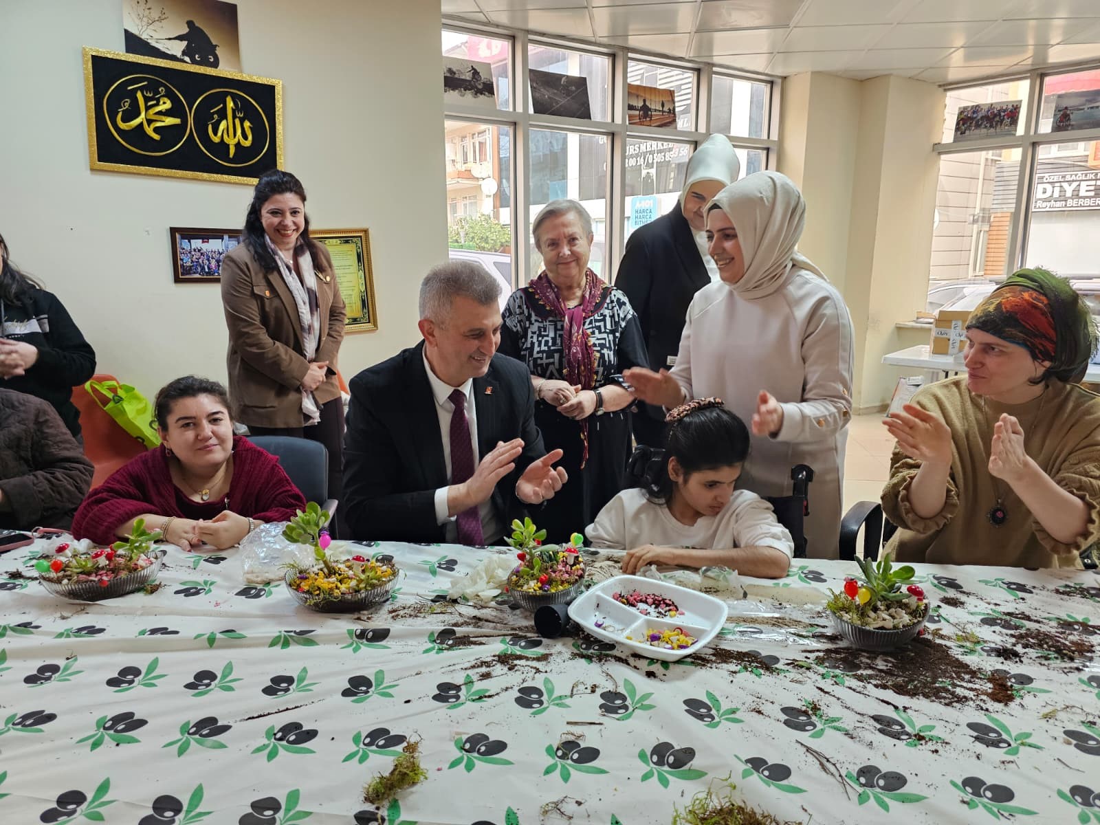 Gölcük’te 8 Mart’a Özel Dokunuş: Engelsiz Yaşam Merkezi’nde Teraryum Atölyesi
