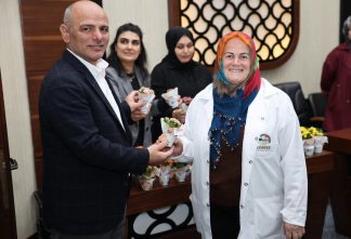 Körfez’de 8 Mart Mesaisi Çiçeklerle Başladı: “Kadın Eli Değen Her Yer Güzelleşir”