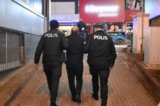 Kocaeli’de Kumar Masasına Polis Baskını: Aranan Dolandırıcılar Oyun Başında Yakalandı