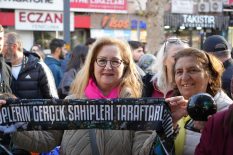 Kocaelispor’dan Cumhuriyet Bulvarı’nda Renkli Kutlama: “Hediye Çarkı” Kadınlar İçin Döndü