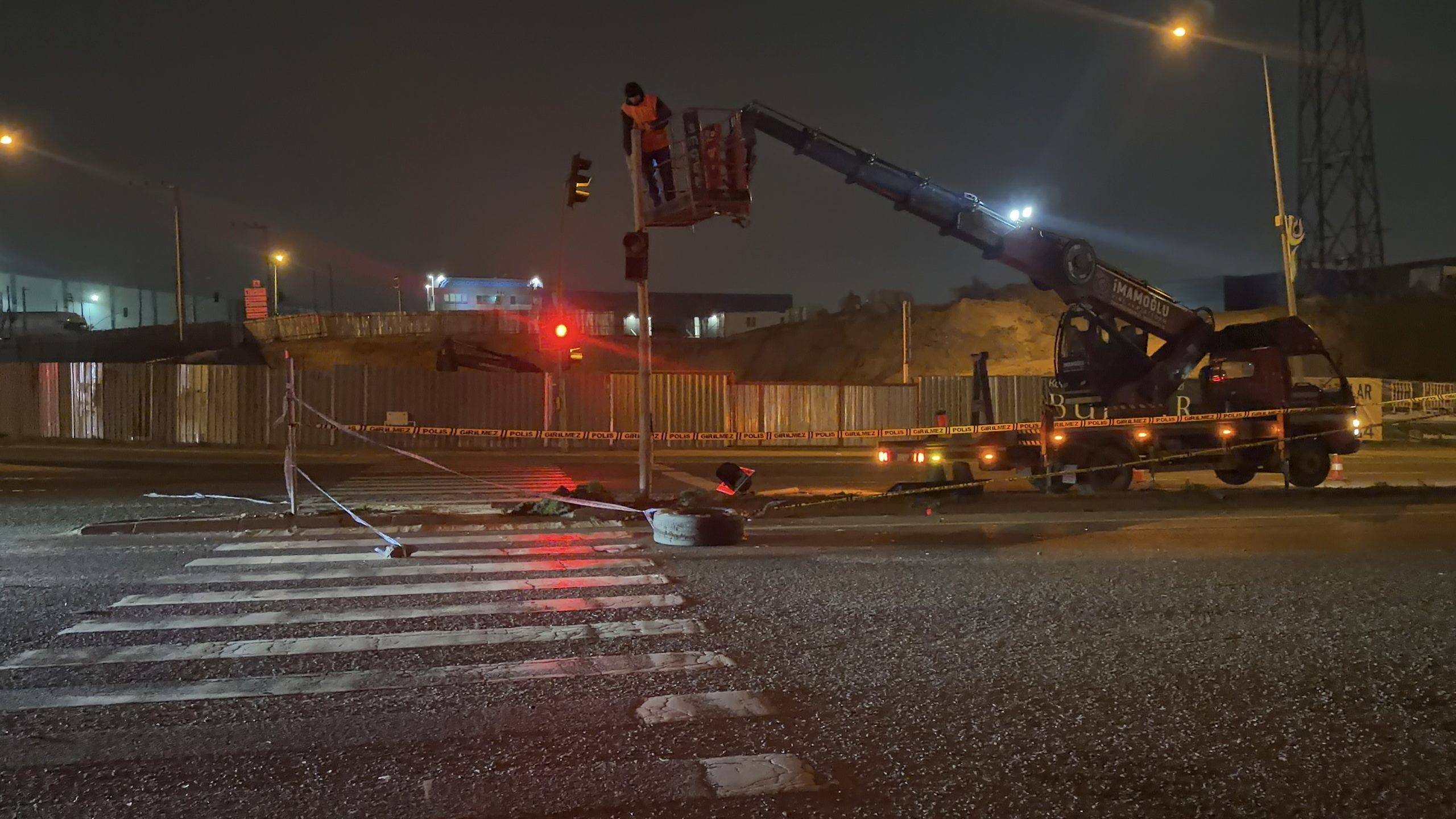 Çayırova’da Gece Yarısı Kaza: İşçi Servisi ve Otomobil Çarpıştı, 11 Yaralı