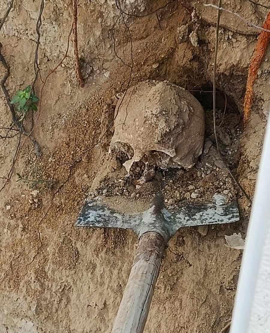 Körfez’de Bahçe Kazısında Gizemli Keşif: Eski Mezarlık Çıktı