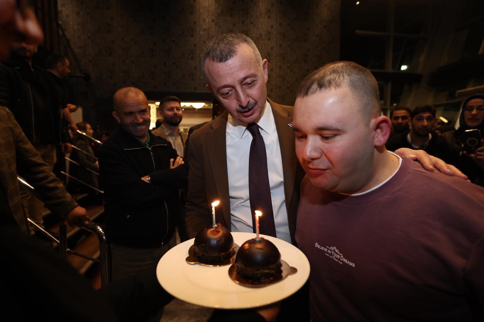 Özel Arif’e En Anlamlı Hediye: İftar Sofrasında Doğum Günü Sürprizi