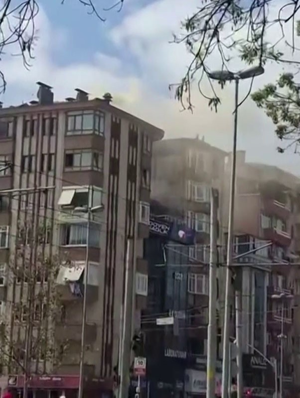 İzmit’te Apartman Çatısında Baca Yangını: Tramvay Seferleri Durduruldu