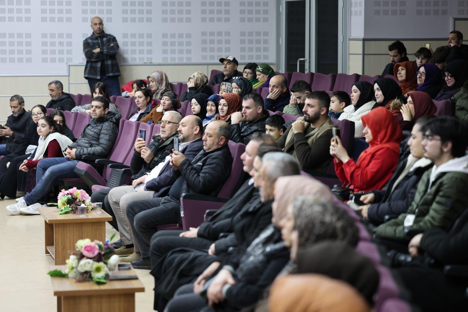 Kartepe’de Şehitler Şiirlerle Anıldı: Dursun Ali Erzincanlı Gönülleri Fethetti
