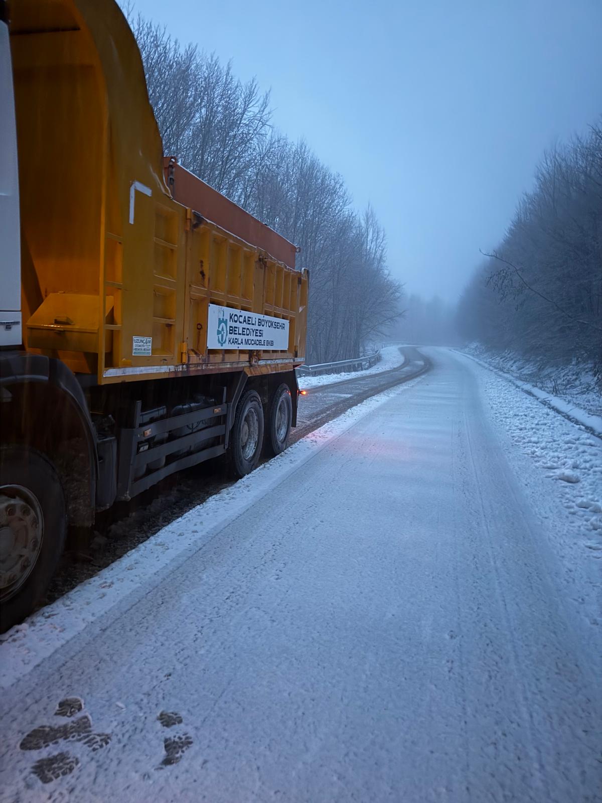Kocaeli’de Bayram Sürprizi: Yüksek Kesimlerde Kar Mesaisi Başladı